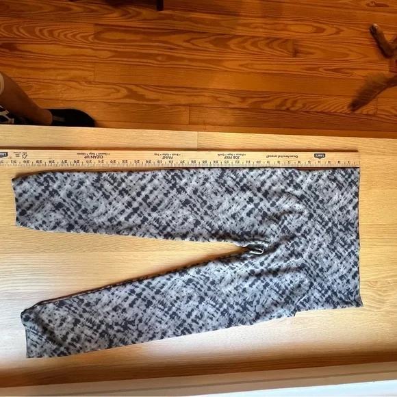 Spanx XL Grey Watercolor Leggings EUC - Picture 4 of 9